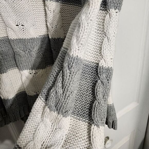 Old Navy Cable Knit Sweater - Picture 11 of 11